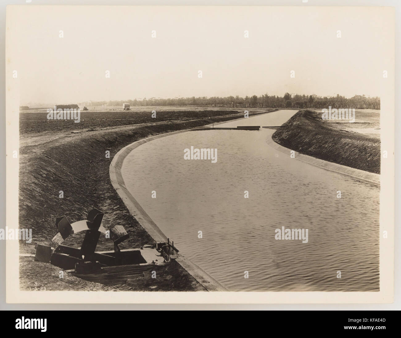 Una fotografia o un'illustrazione della serie 920667 09 che mostra le pratiche di irrigazione intorno al 1921. L'immagine mette in evidenza la tecnologia agricola e i metodi utilizzati nei primi anni del XX secolo per gestire le risorse idriche per l'agricoltura. Foto Stock