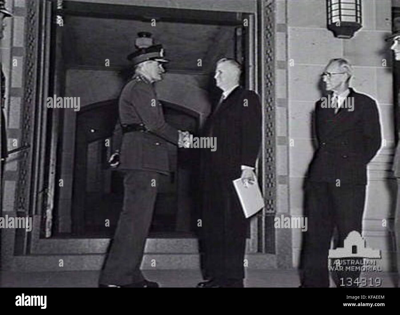 John Treloar salutare i Maresciallo di Campo William Slim da AWM Foto Stock