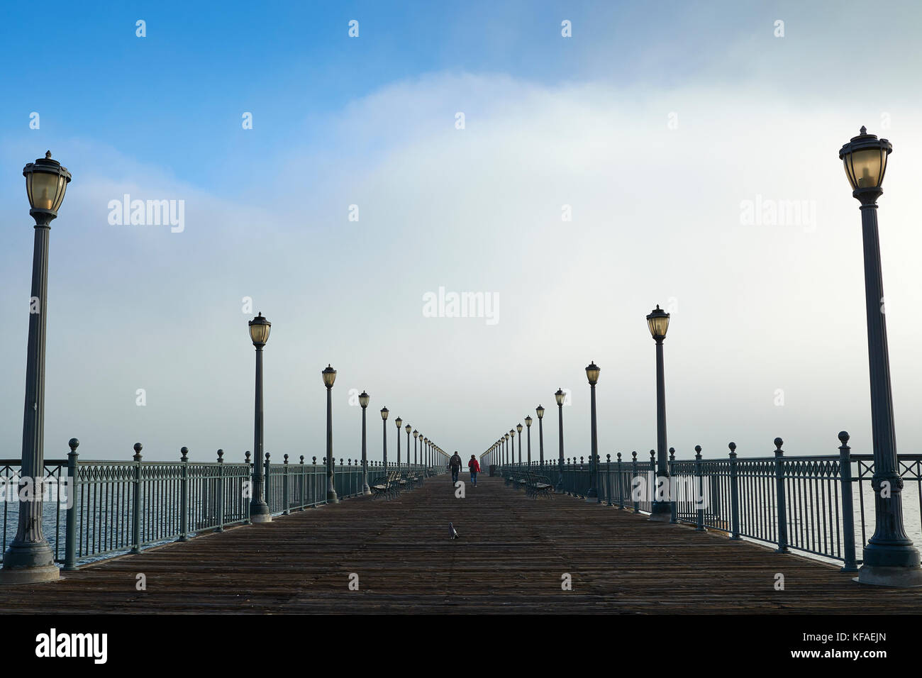 Mare di rotolamento nebbia passa pier 7 in San Francisco, California. Foto Stock