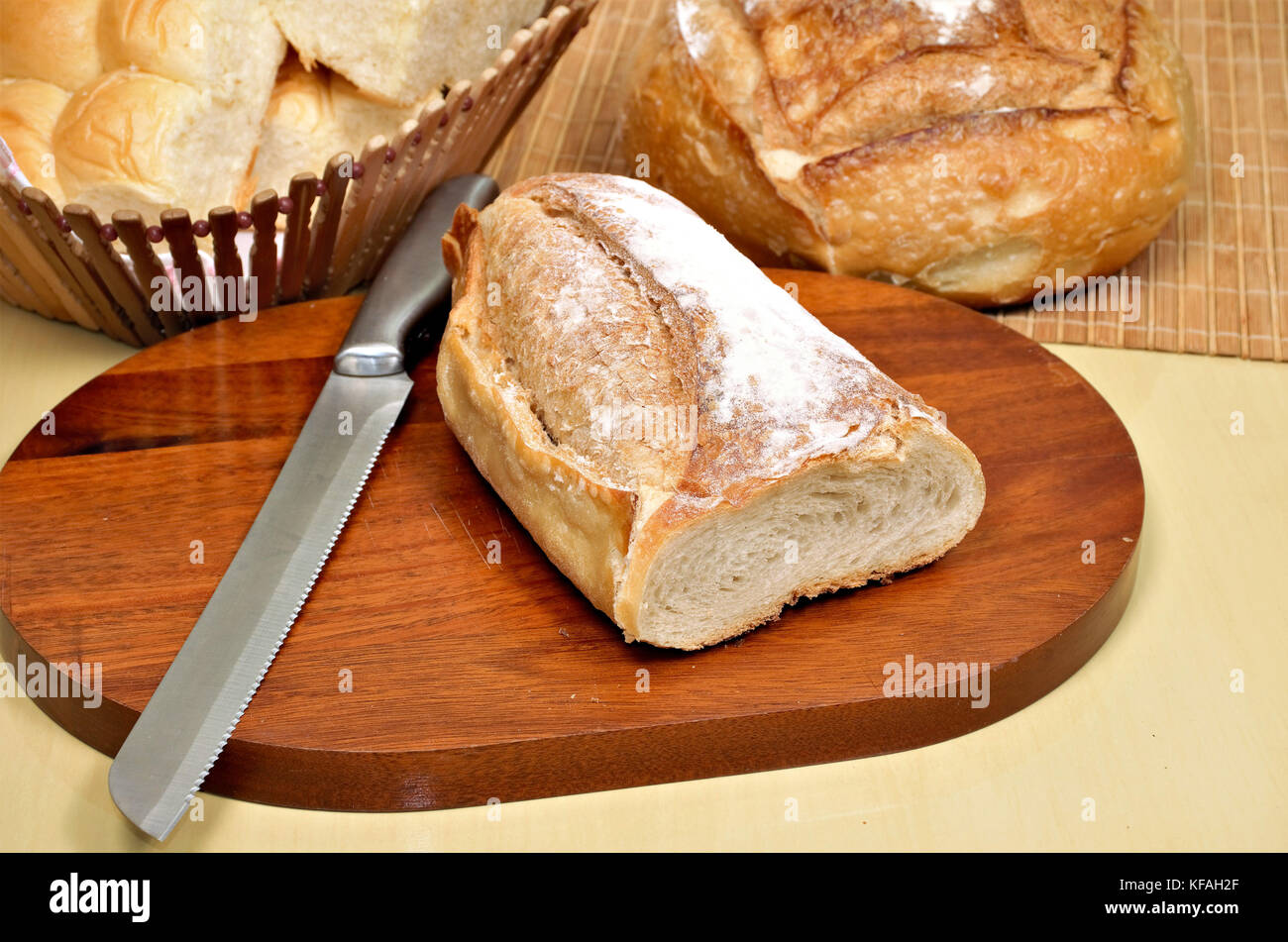 Pane delizioso su tavolo di legno visto dall'alto. Foto Stock