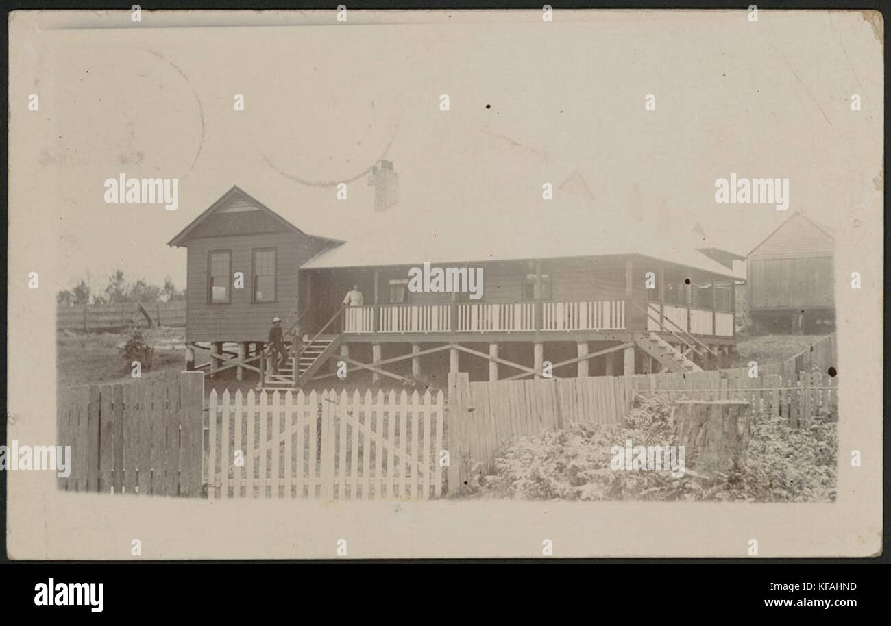 Questa immagine del 1908 mostra la casa di un colono a Krambach, un'area rurale nel nuovo Galles del Sud, Australia. La casa riflette l'architettura dei primi insediamenti europei nella regione. Foto Stock