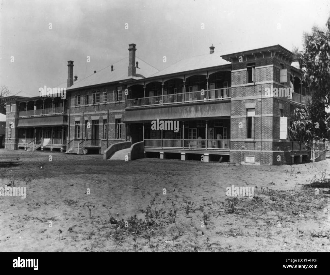 L'immagine raffigura il Cairns Hospital in Australia poco dopo il suo completamento intorno al 1914. Mostra l'architettura e il design dell'edificio dell'inizio del XX secolo, riflettendo lo sviluppo delle strutture sanitarie durante questo periodo. Foto Stock