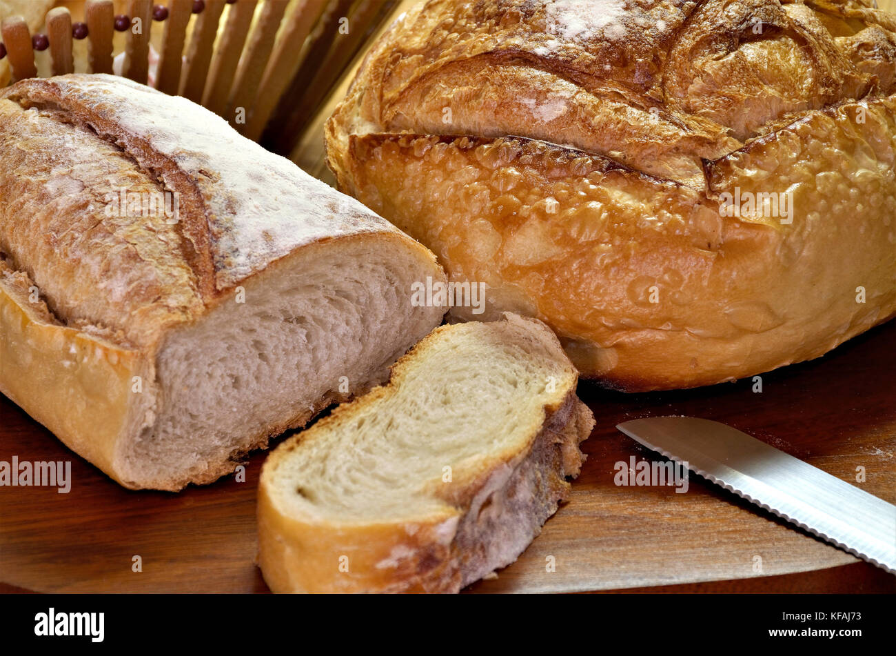 Pane delizioso su tavolo di legno visto dall'alto. Foto Stock