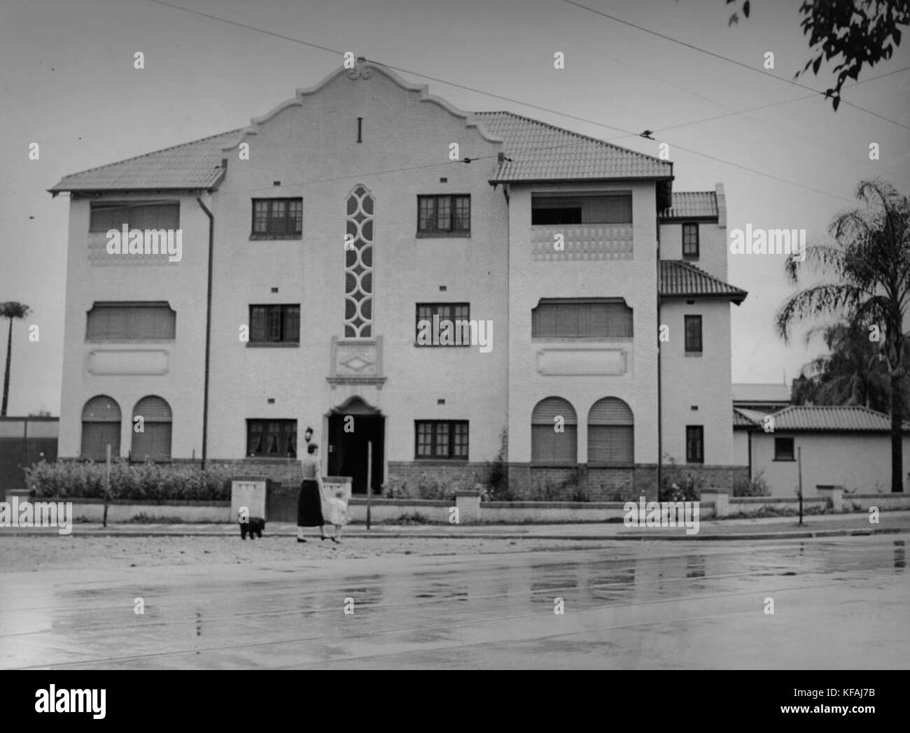 1 120712 spagnolo in stile missione blocco di appartamenti in nuova azienda, ca. 1935 Foto Stock