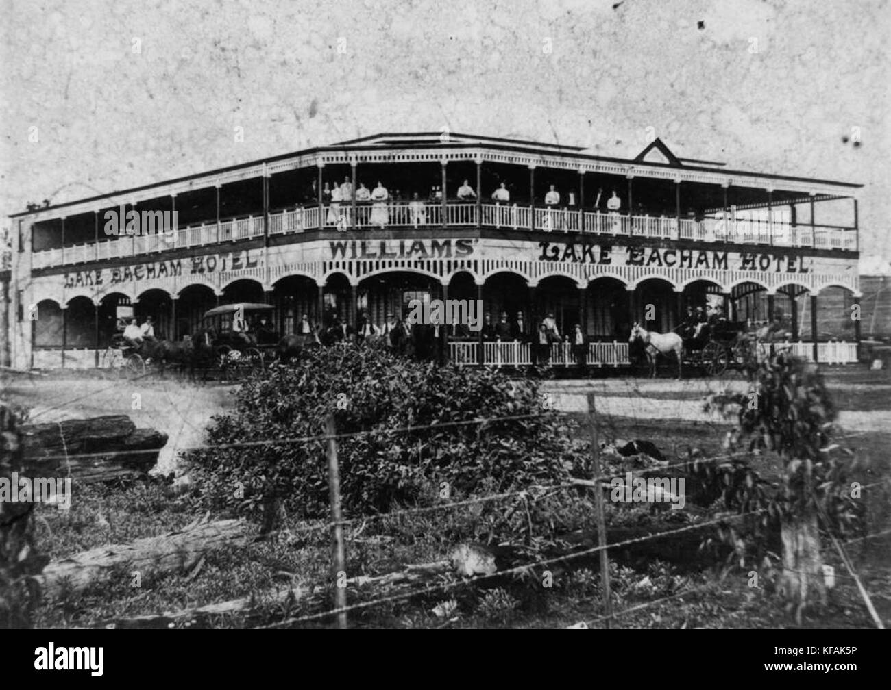 Il Williams' Lake Eacham Hotel, situato nel Queensland, Australia, è catturato in questa immagine del 1912, che mostra l'architettura e l'ospitalità australiane dell'inizio del XX secolo. Foto Stock