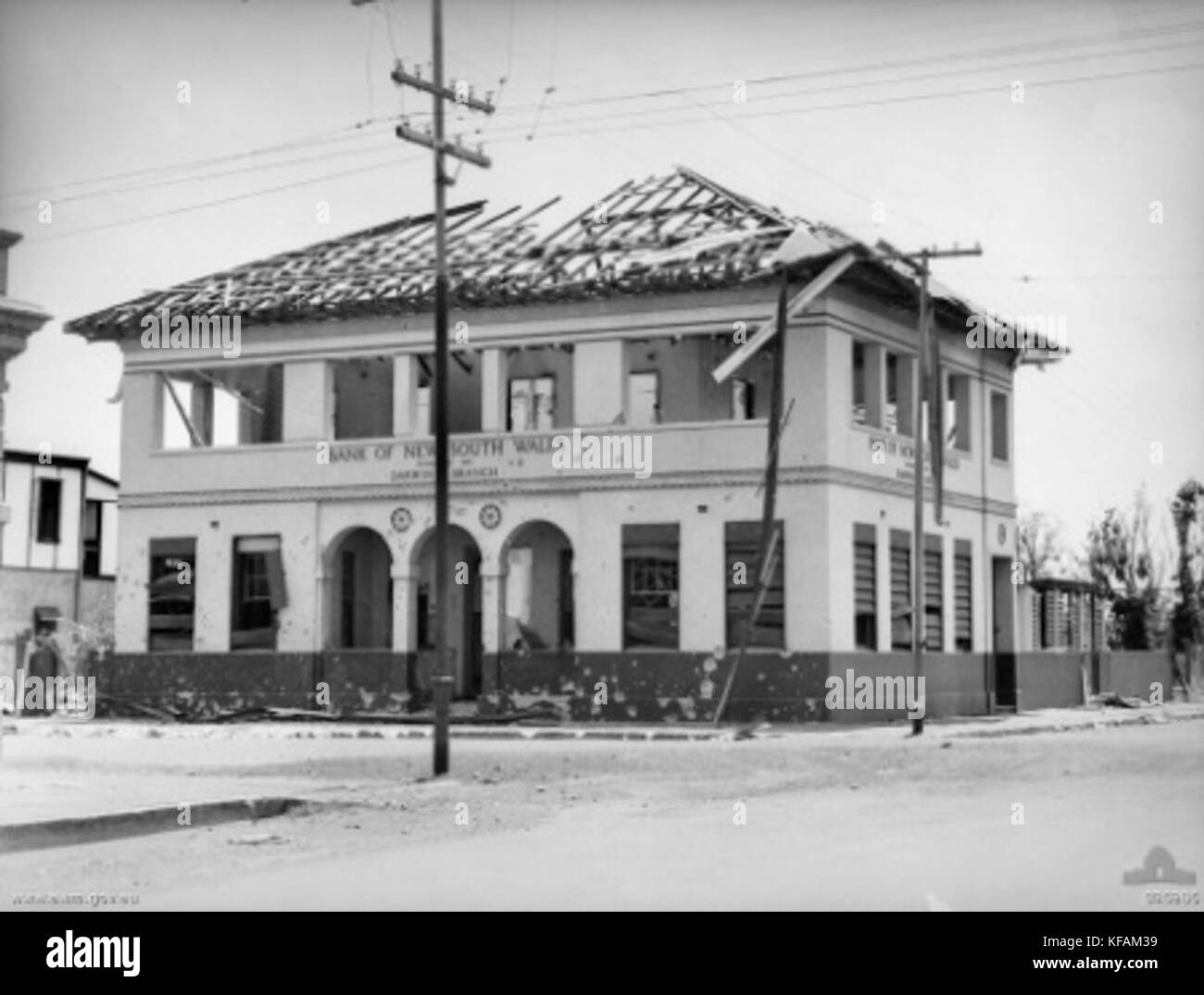 Una fotografia che mostra i danni alla Bank of New South Wales, catturando le conseguenze di un evento significativo. L'immagine evidenzia il danno strutturale e il contesto storico. Foto Stock