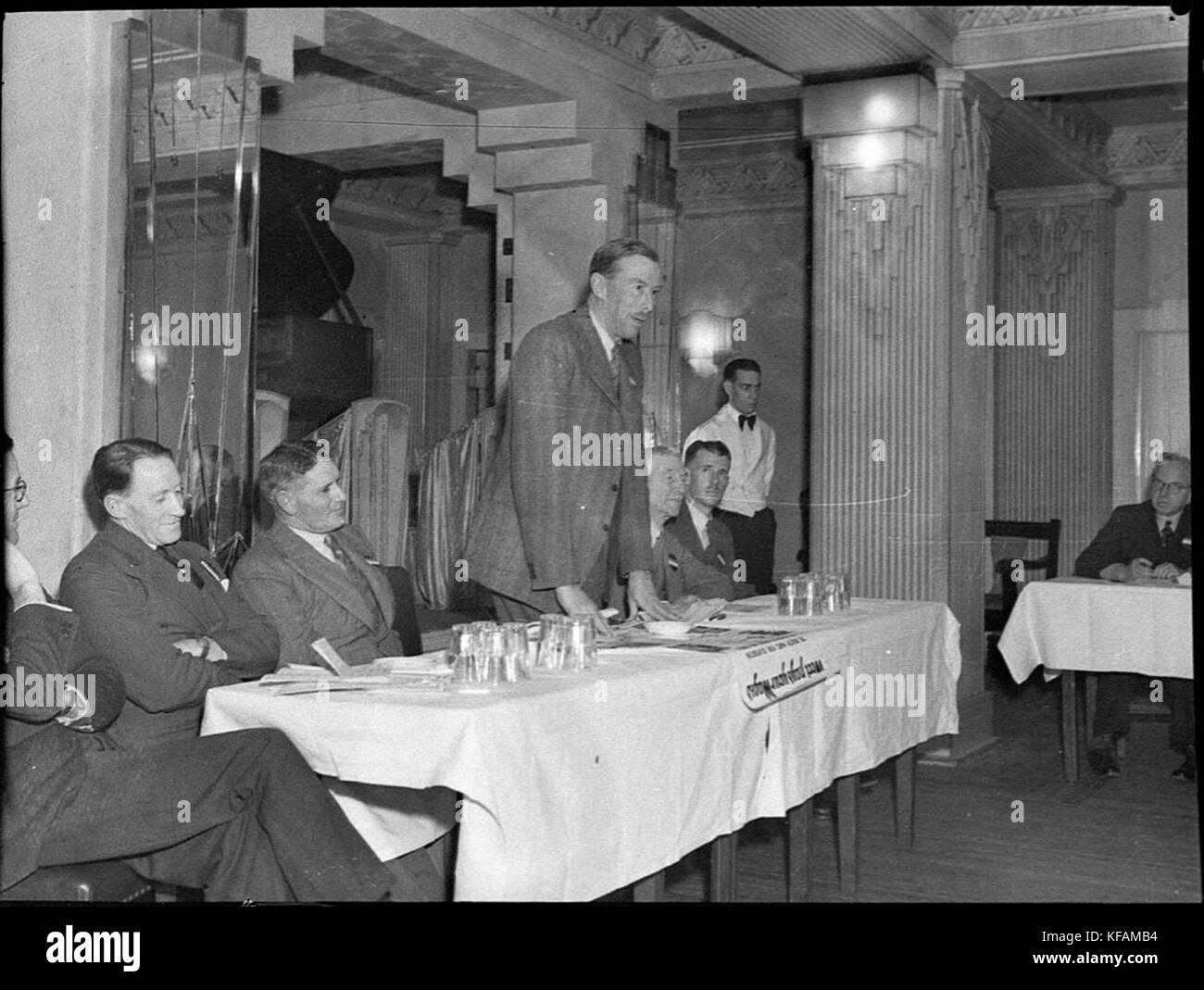 La cena Graziers a Dungowan è stata catturata per il giornale Country Life. Questo evento sociale riflette la vita rurale e le tradizioni dei graziatori australiani, mostrando il significato di tali incontri nelle comunità regionali. Foto Stock