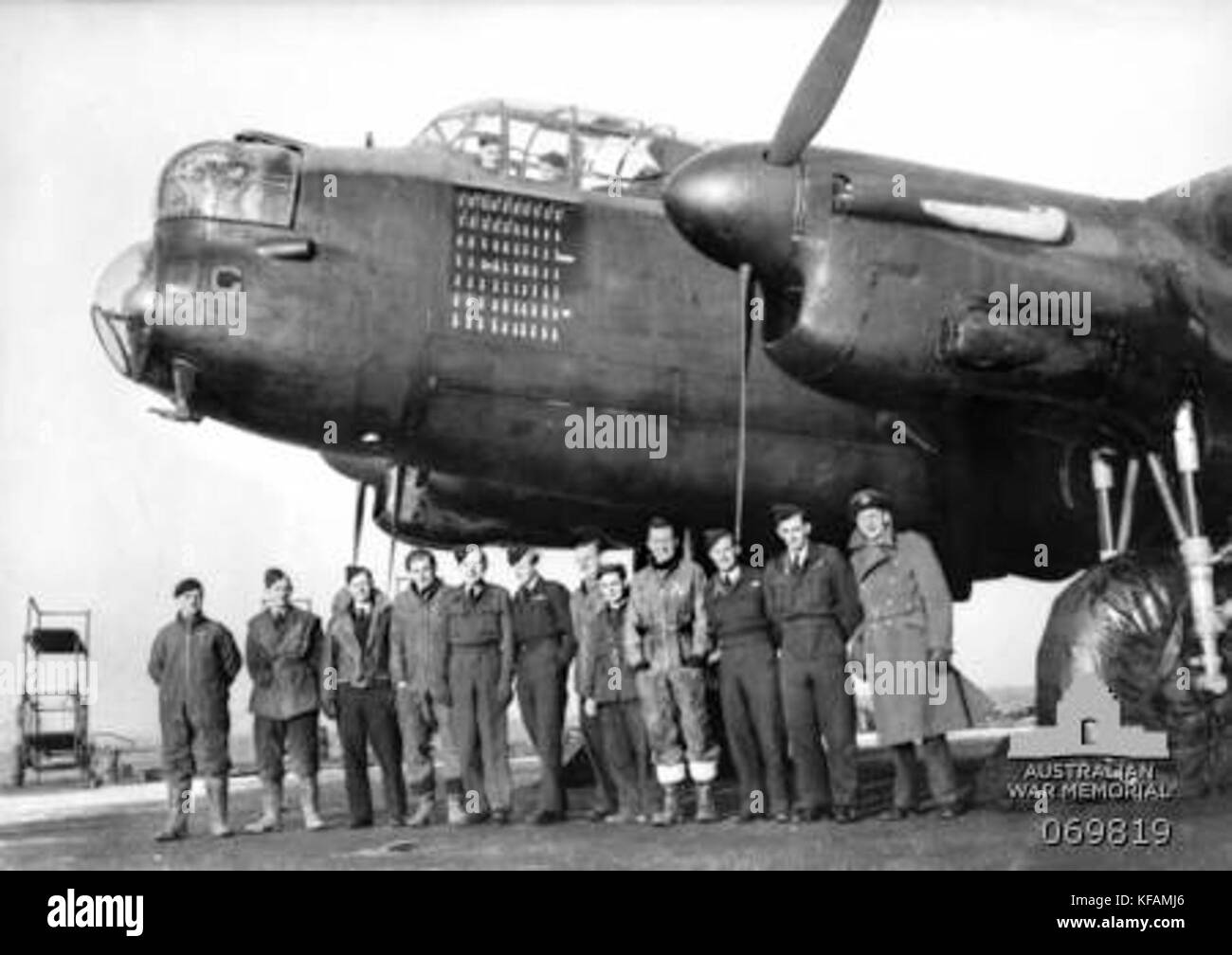 Questa foto storica cattura l'equipaggio aereo e terrestre del bombardiere B-17 *G per George* a Binbrook nel dicembre 1943, mostrando il lavoro di squadra e la dedizione durante la seconda guerra mondiale Foto Stock