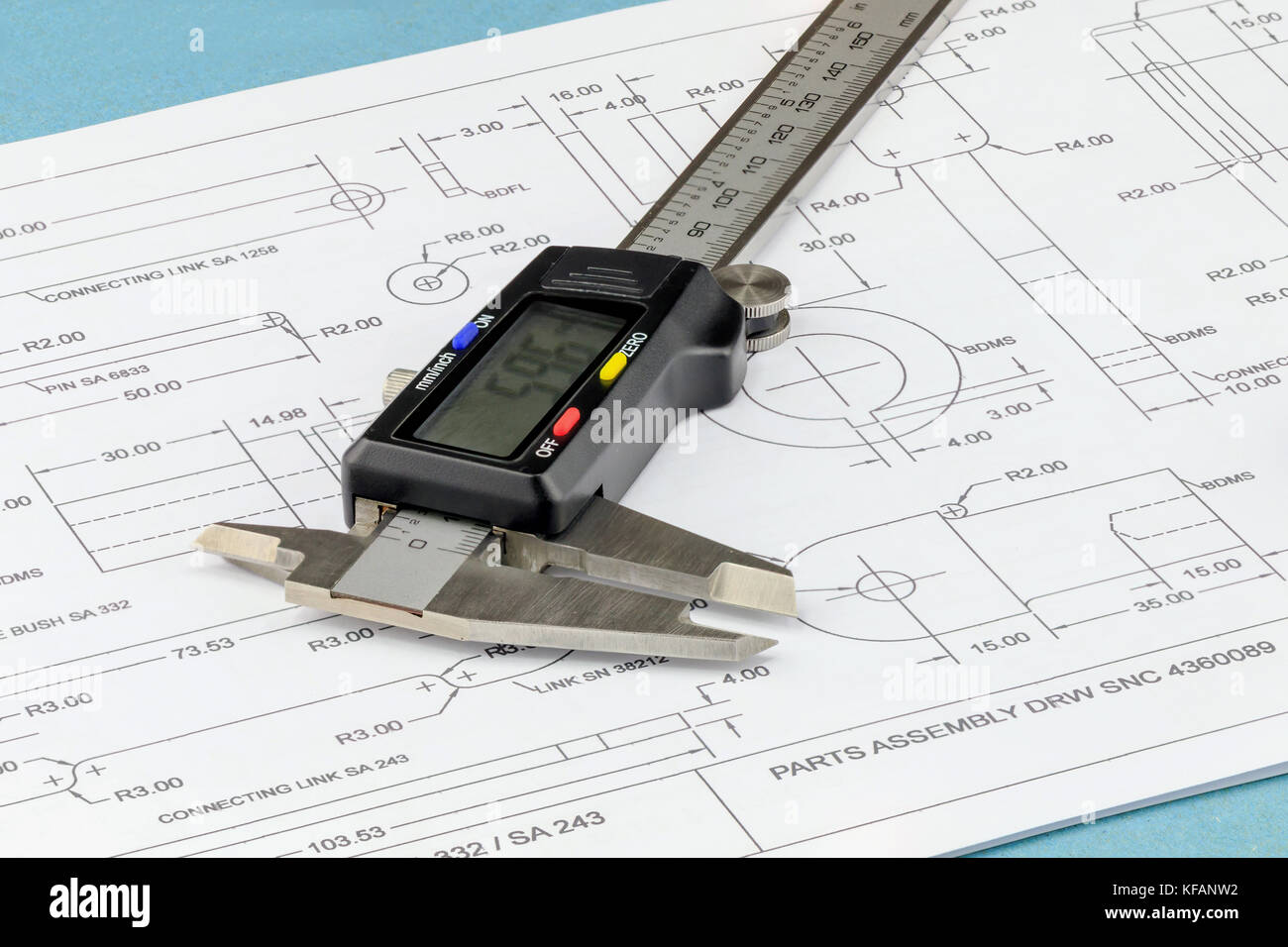 Chiudere su un engineering un calibro a corsoio posto su un disegno di ingegneria sfondo Foto Stock