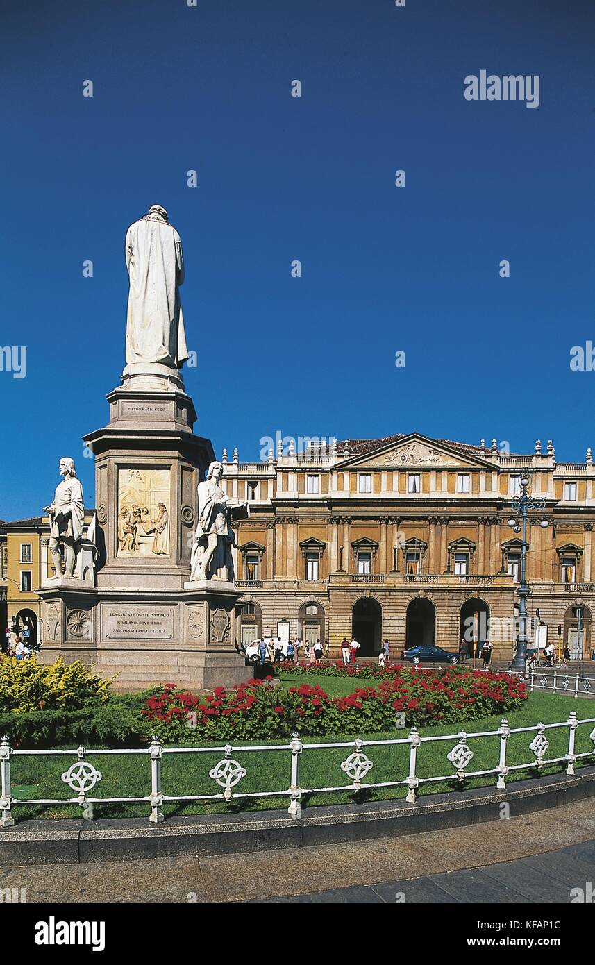 L'Italia, Regione Lombardia Milano, Teatro alla Scala e leonardo da vinci statua Foto Stock