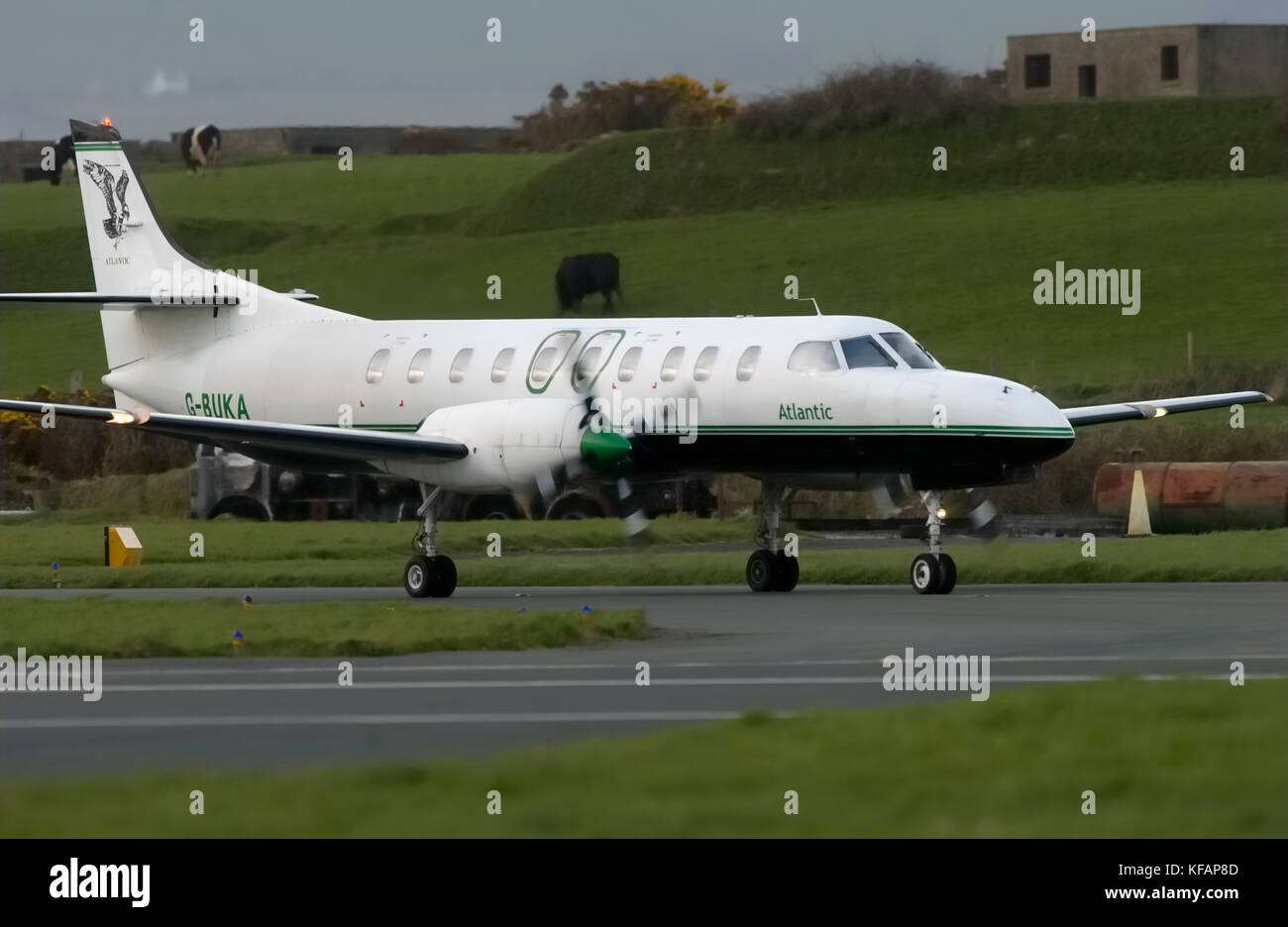 Un Atlantic Airlines Fairchild SA-227AC Metro III / 3 rullaggio sulla pista Foto Stock