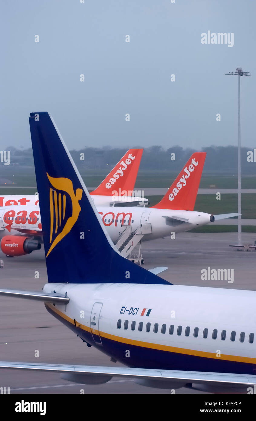 Coda di una Ryanair Boeing 737-800 con due easyJet Airbus A319s parcheggiato sul piazzale dietro Foto Stock