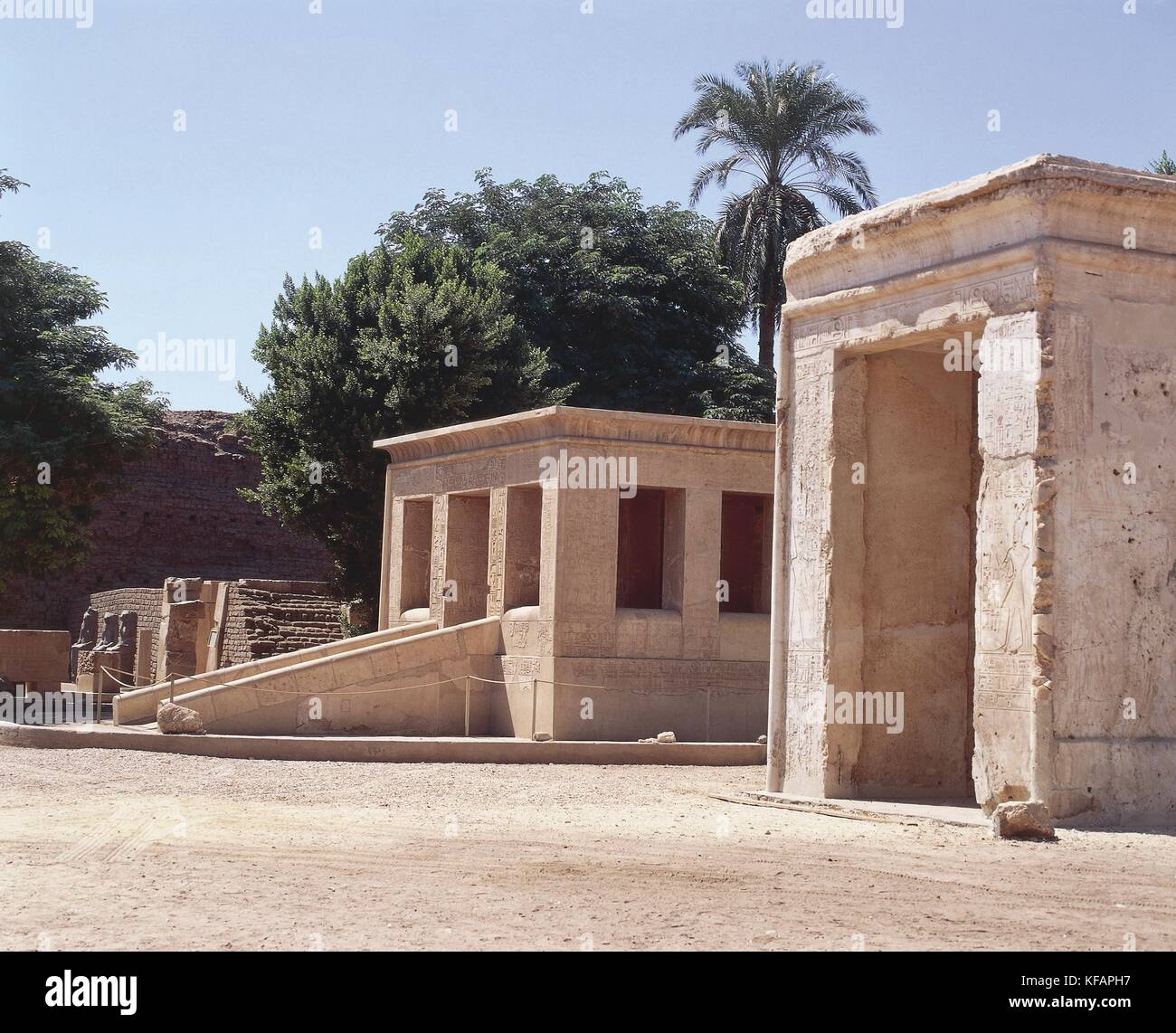 Egitto, antica Tebe (patrimonio mondiale Unesco, 1979). karnak, open air museum. chiosco di sesostris e alabastro cappella di Amenofi I. ricostruito da franco-egiziana centro archeologico Foto Stock