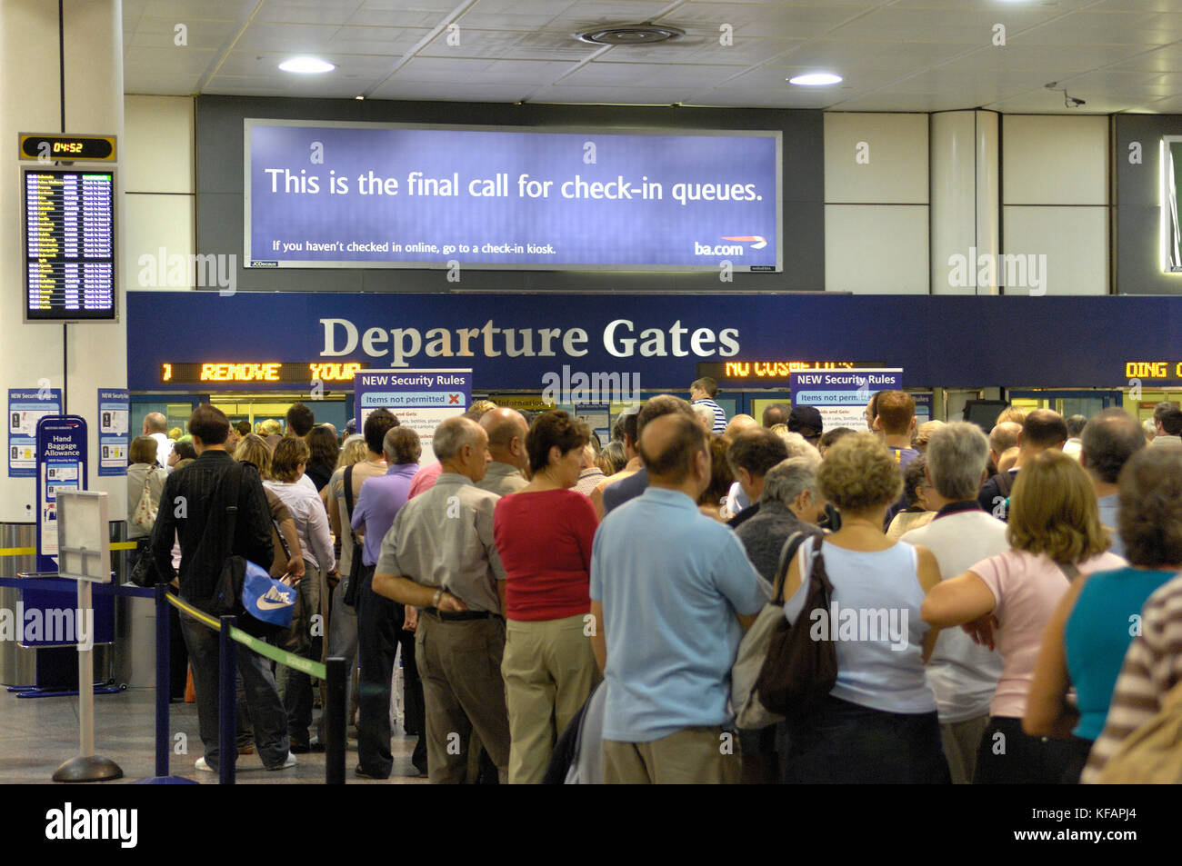 I passeggeri in coda al controllo di sicurezza in partenza-lounge Foto Stock