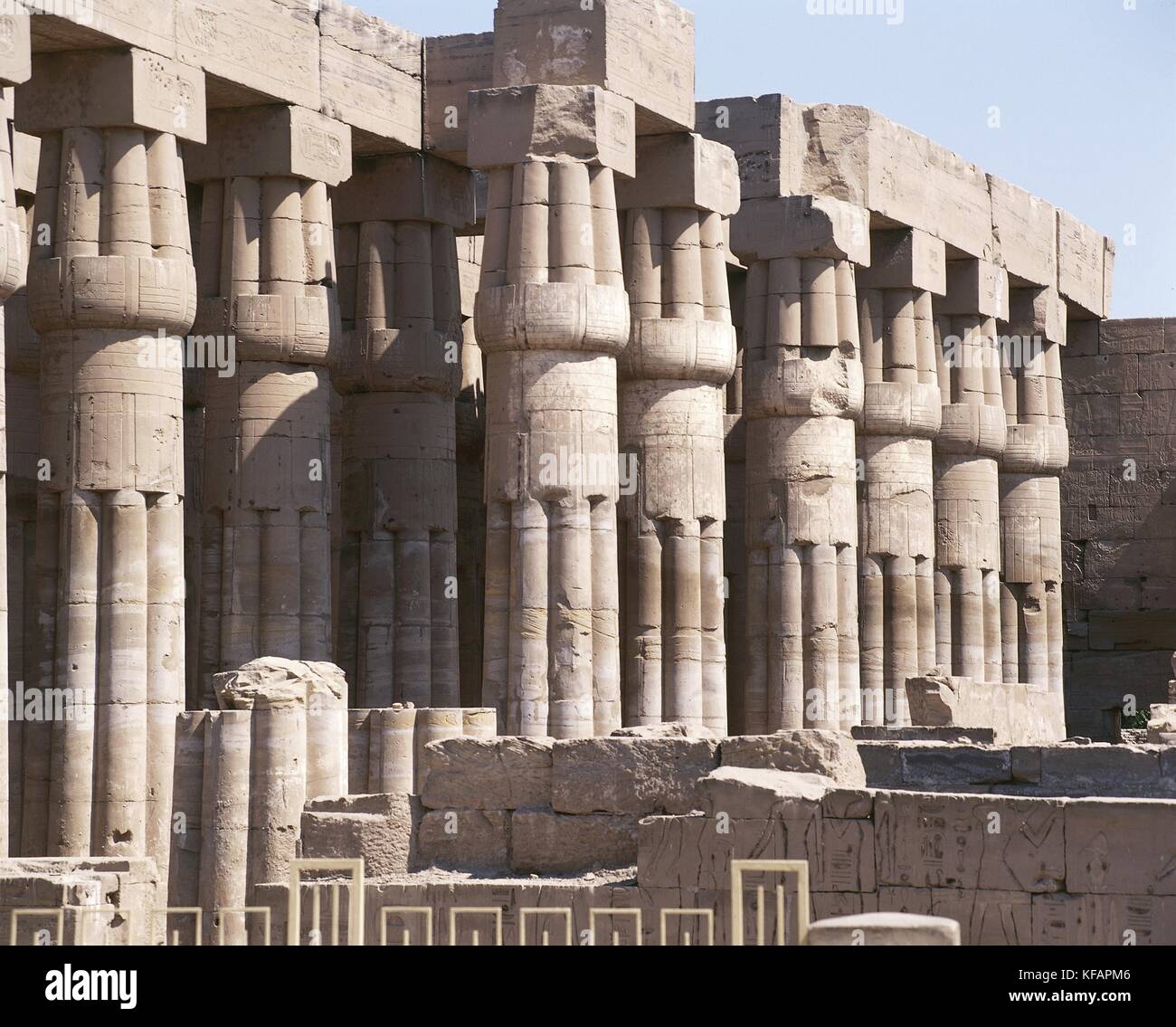 Egitto, antica Tebe (patrimonio mondiale Unesco, 1979). luxor. tempio di Amon. Corte di Amenhotep III, 1402-1364 A.C. colonnato Foto Stock