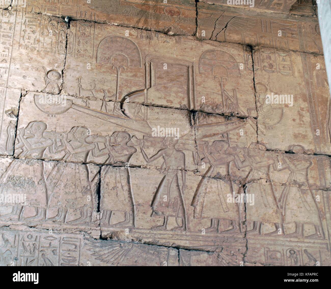 I sacerdoti che porta la barca sacra di Amon, rilievo, la parete orientale del hypostyle hall del ramesseum, tempio mortuario di Ramesse II, Deir el-Bahri, Tebe (patrimonio mondiale Unesco, 1979). civiltà egizia, Medio Regno, XIX dinastia. Foto Stock