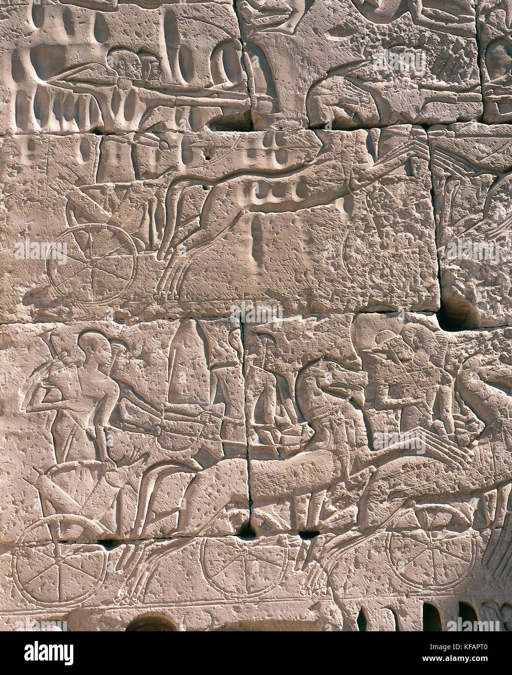 Ramesse III e i suoi arcieri macellazione libici, dettaglio da un rilievo con scene di guerra, posteriore del primo pilone, tempio mortuario di Ramesse III, Medinet Habu, nei pressi di Tebe (patrimonio mondiale dell'unesco, 1979). civiltà egizia, regno di Mezzo, dinastia xx. Foto Stock