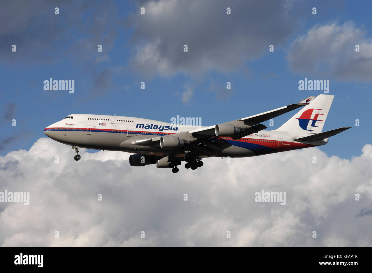 A Malaysia Airlines Boeing 747-400 sul finale-APPROCCIO Foto Stock