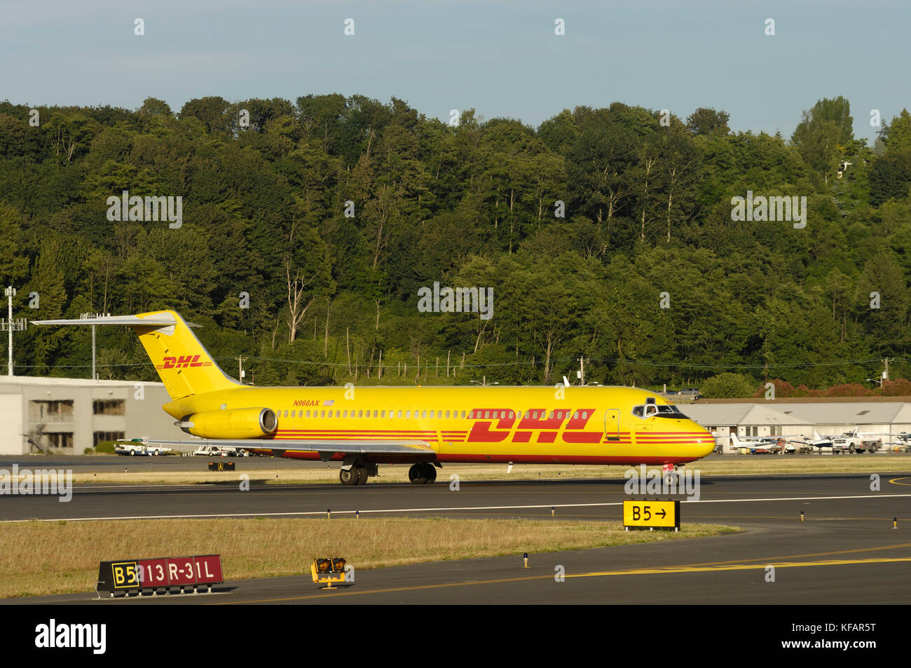 Un DHL Airways McDonnell Douglas DC-9-41F rullaggio attraversando una pista Foto Stock