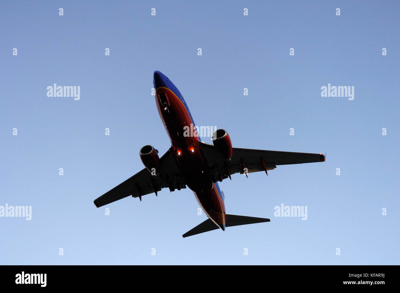 Un Southwest Airlines Boeing 737-700 (LN2318) sul finale-approccio dopo una fase di pre-consegna prova di volo al tramonto Foto Stock