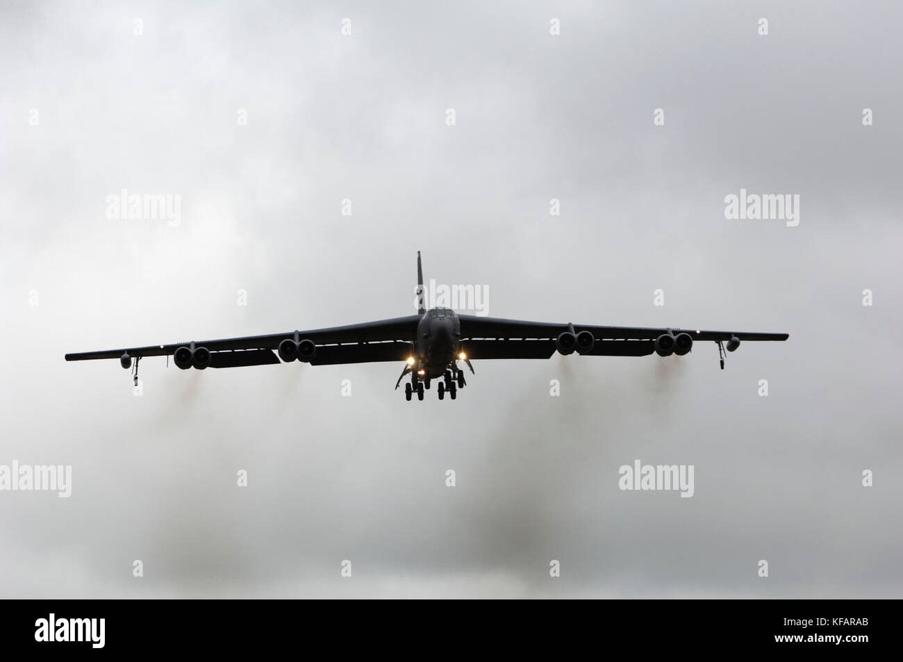Un US Airforce Boeing B-52H Stratofortress del 23 Bomba Sqn/ 5 bomba ala su final-approccio su un colore grigio-nuvoloso-day al RIAT 2007 con motore nero-fumo Foto Stock
