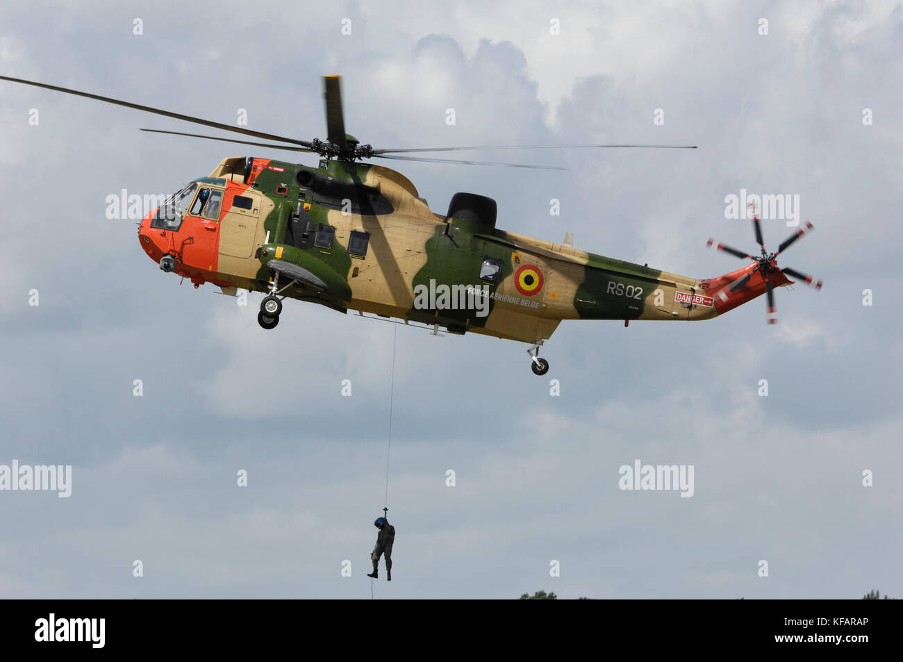Aviazione belga Westland Sea King Mk 48 winching un uomo in flying-display a RIAT 2007 Foto Stock