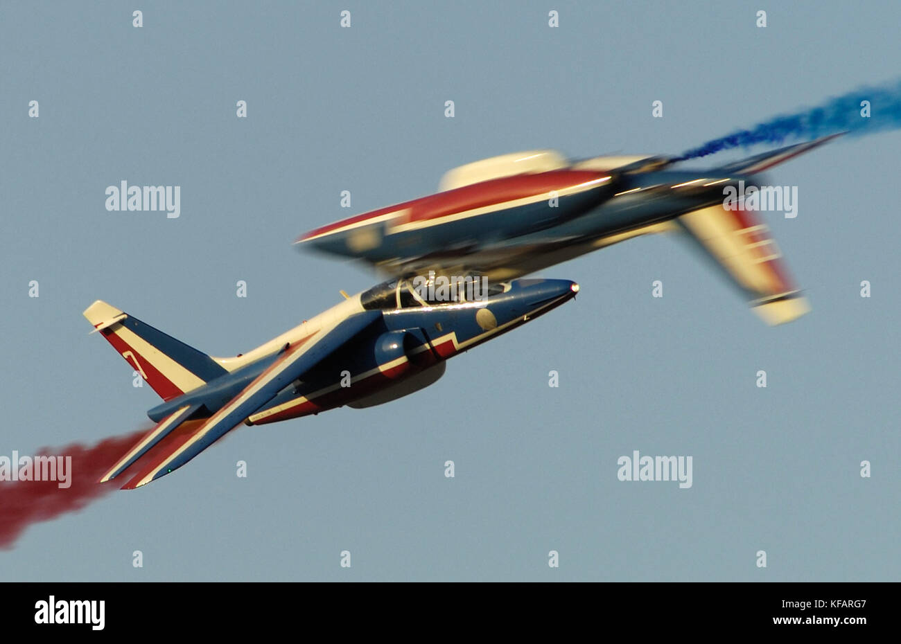 Francia - Air Force Patrouille de France Armée de l'aria Dassault Breguet Dornier Alpha Jet volare in formazione con fumo al salone aeronautico di Dubai 2007 Foto Stock