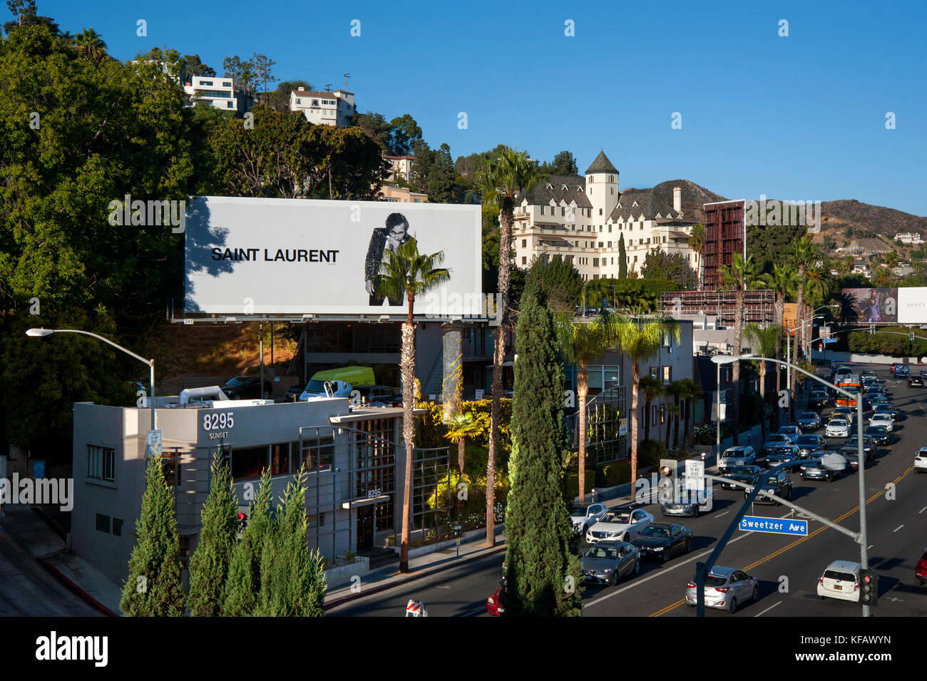 Vista del Sunset Strip dal tetto Standard Hotel di Saint Laurent billboard e Chateau Marmont Hotel. Foto Stock