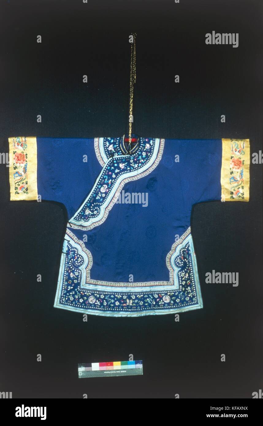 Cina, diciannovesimo secolo. Abito in seta blu con fascia floreale. Foto Stock
