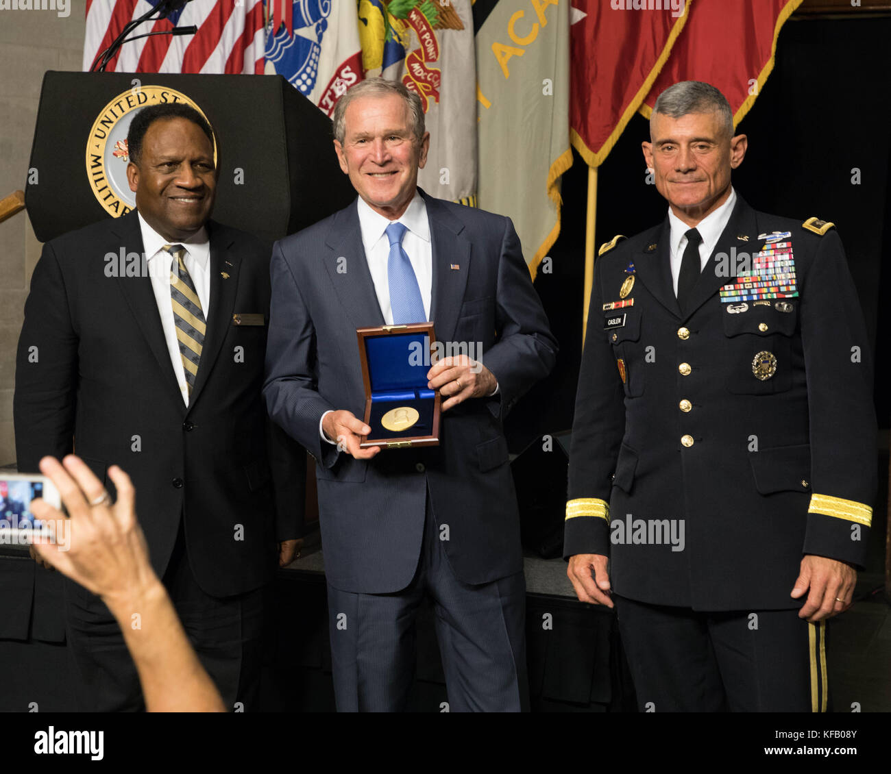 L'ex presidente degli Stati Uniti George W. bush (medio) riceve il sylvanus thayer premio in occasione di una cerimonia presso gli Stati Uniti Accademia Militare di West Point ottobre 19, 2017 a West Point, new york. (Foto di Michelle eberhart via planetpix) Foto Stock