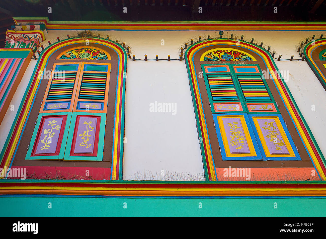 Colorfully finestre verniciate su edificio in Little India di Singapore Foto Stock