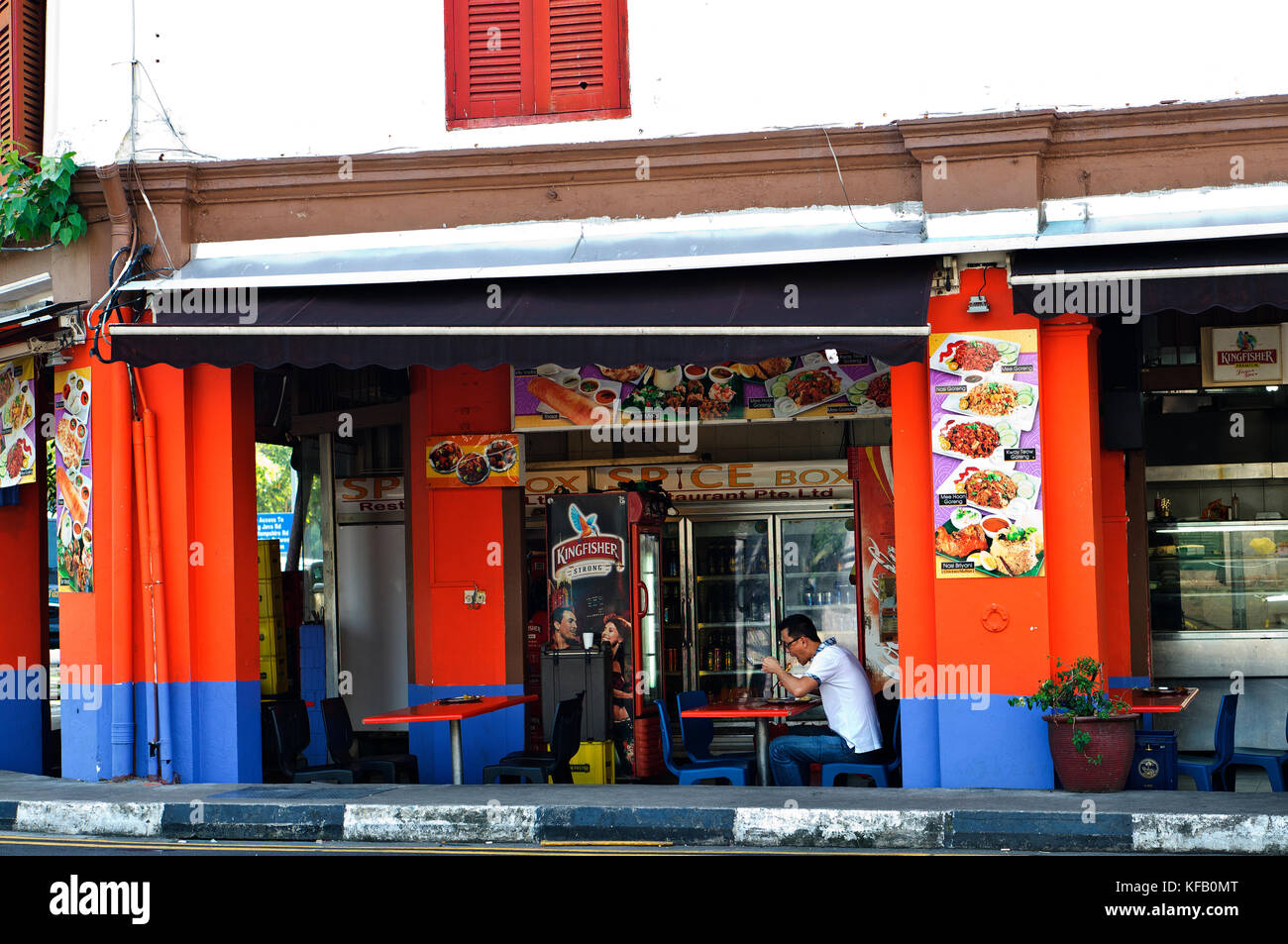 Uomo di mangiare da soli al ristorante in Little India, Singapore Foto Stock