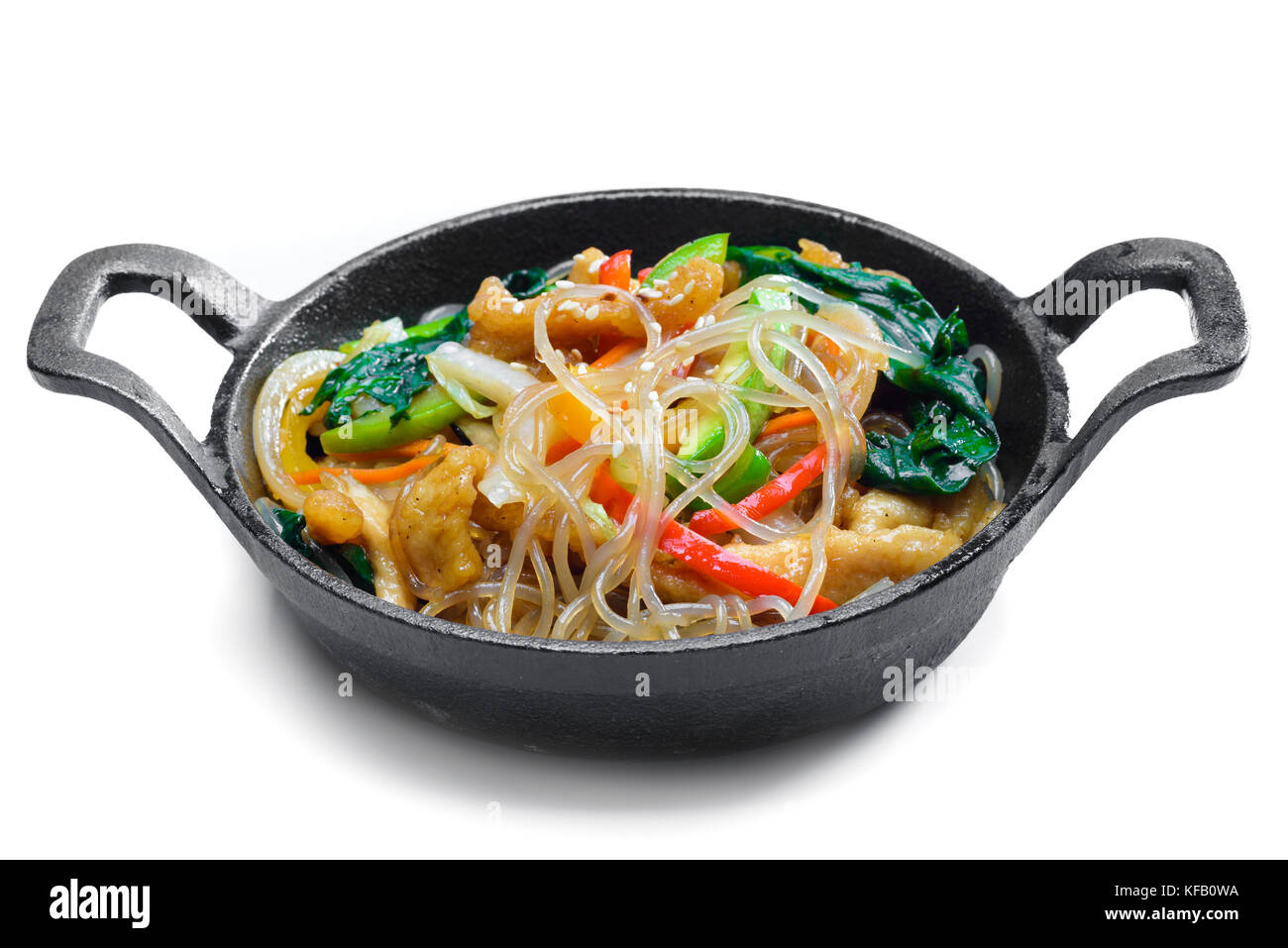 Coreano a base di noodle di riso con verdure in padella Foto Stock