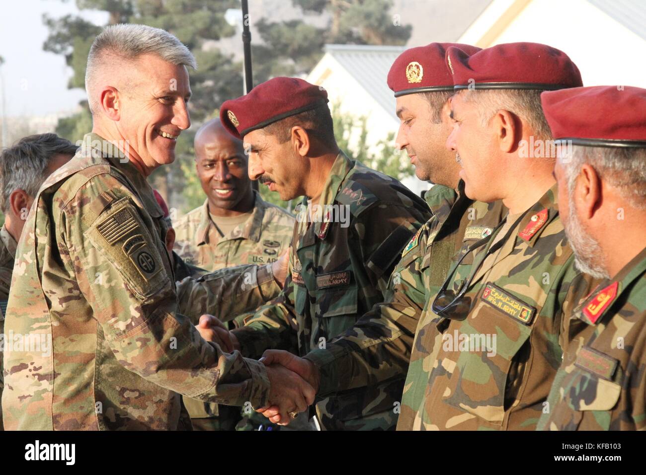 Il comandante del supporto del resoluto della NATO John Nicholson (a sinistra) incontra i leader militari della Scuola di eccellenza dell'esercito nazionale afgano a Camp Commando il 21 ottobre 2017 a Kabul, Afghanistan. (Foto di Jacob Krone via Planetpix) Foto Stock Il comandante del supporto del resoluto della NATO John Nicholson (a sinistra) incontra i leader militari della Scuola di eccellenza dell'esercito nazionale afgano a Camp Commando il 21 ottobre 2017 a Kabul, Afghanistan. (Foto di Jacob Krone via Planetpix) Foto Stock