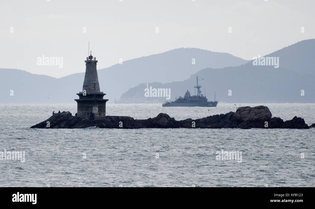 La marina degli Stati Uniti avenger-classe contromisure mine nave USS chief cuoce a vapore in corso durante la miniera multinazionale warfare esercizio ottobre 19, 2017 in Busan, Repubblica di Corea. (Foto di william carlisle via planetpix) Foto Stock