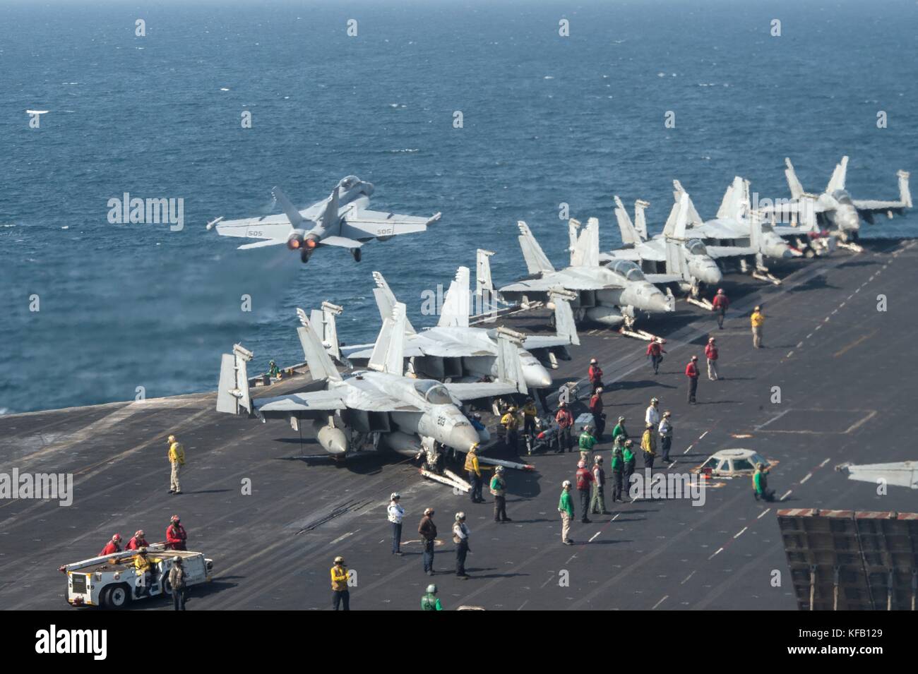 Gli aerei decollano dalla cabina di pilotaggio a bordo della portaerei classe Nimitz della US Navy, USS Nimitz, 20 ottobre 2017, nel Golfo Persico. (Foto di Elesia K. Patten via Planetpix) Foto Stock