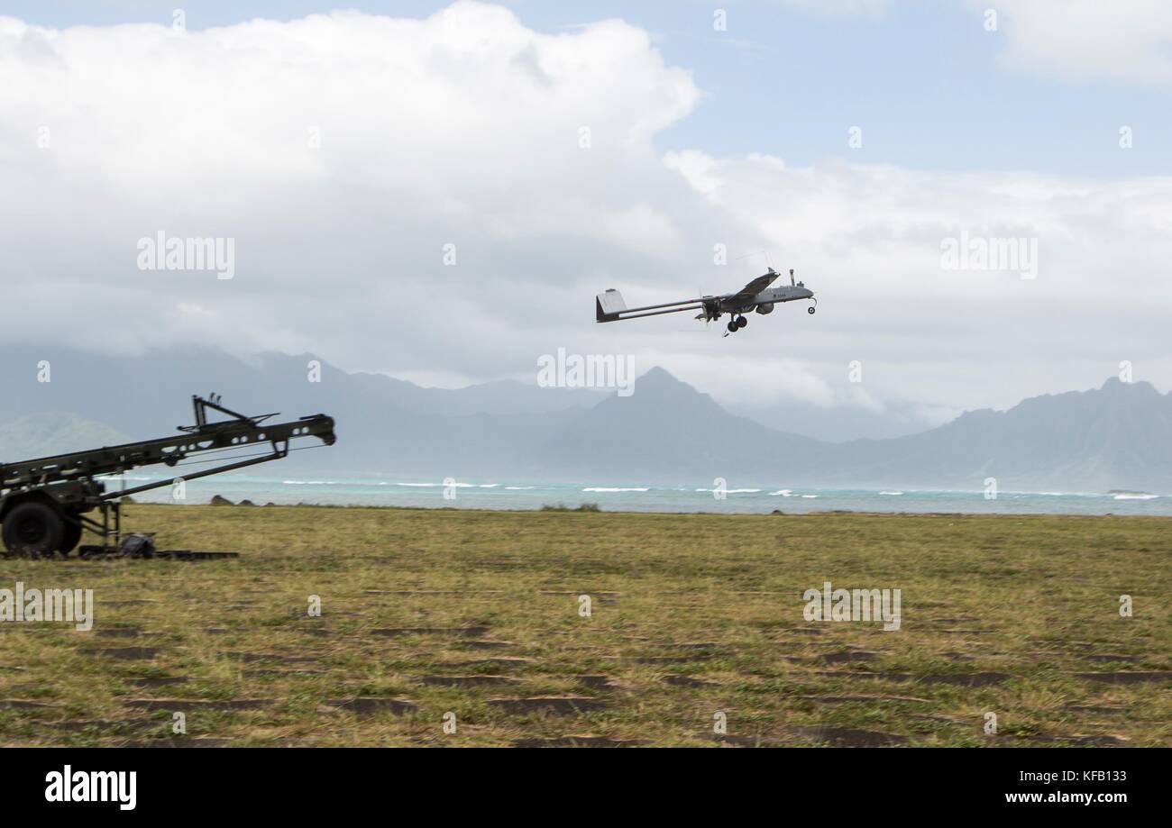 Un US Marine Corps aai rq-7b ombra drone è lanciato in aria durante un evento di formazione presso la Marine Corps air station kaneohe bay zona di atterraggio westfield ottobre 13, 2017 in kaneohe bay, Hawaii. (Foto di isabelo tabanguil via planetpix) Foto Stock