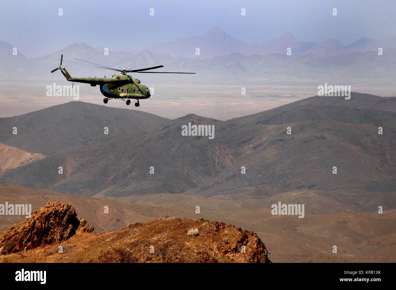 Un elicottero tattico MI-17 dell'esercito nazionale afgano sorvola la campagna durante una missione di circolazione sul campo di battaglia per l'operazione Enduring Freedom 4 marzo 2010 a Uruzgan, Afghanistan. (Foto di Kenny Holston via Planetpix) Foto Stock