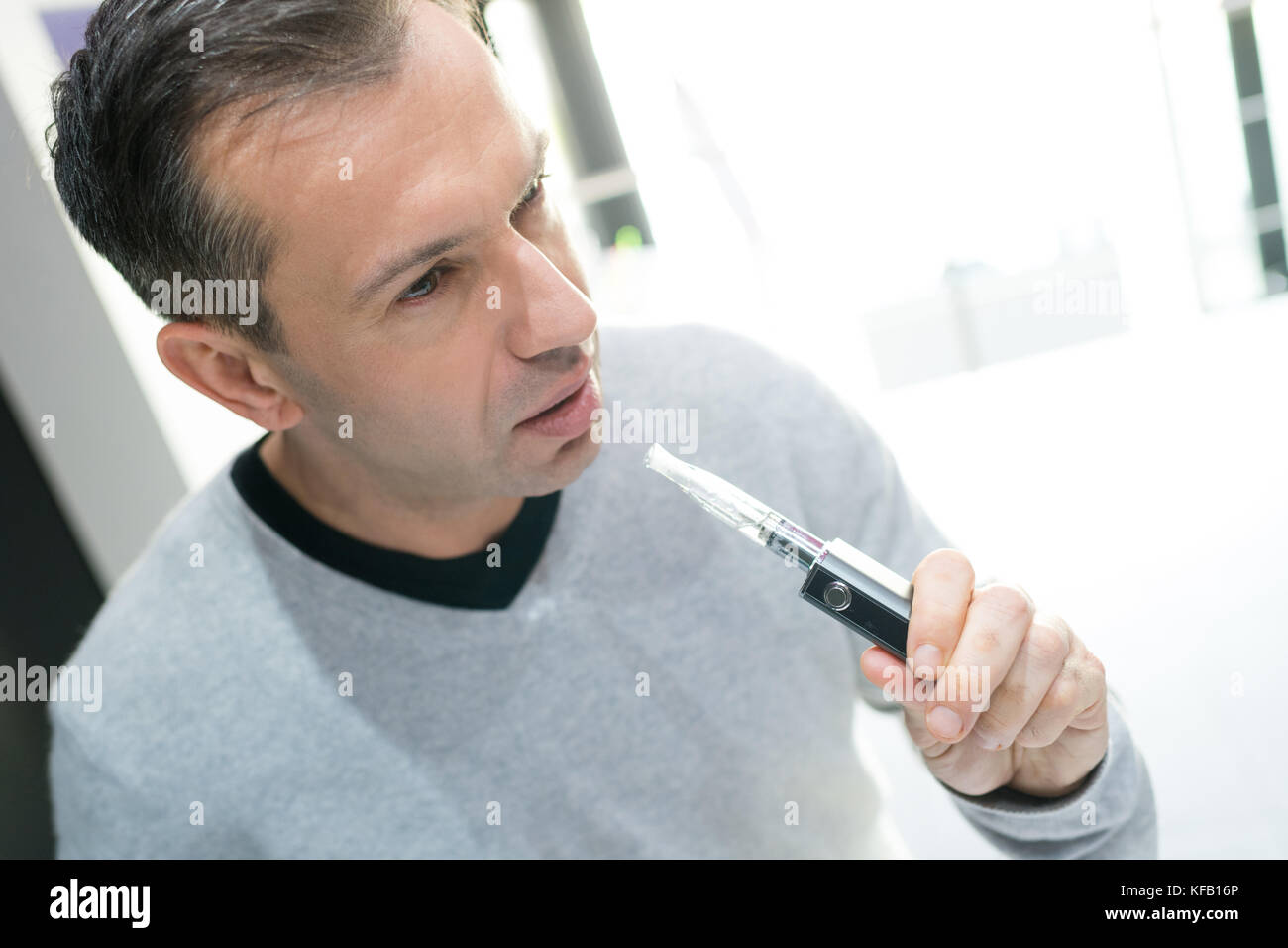 Uomo al negozio vaping Foto Stock