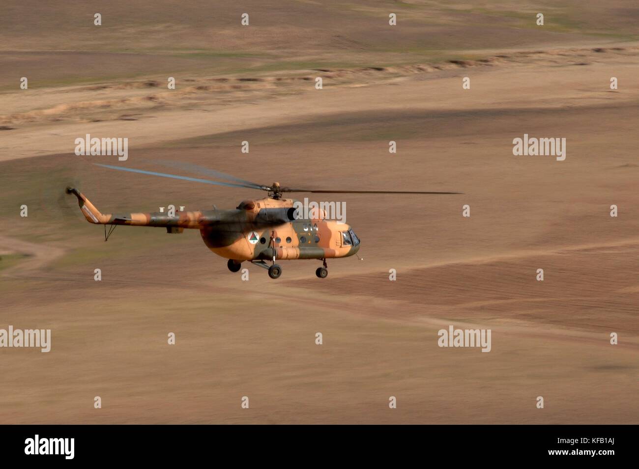 Un elicottero tattico MI-17 dell'esercito nazionale afgano sorvola la campagna durante una missione di circolazione sul campo di battaglia per l'operazione Enduring Freedom 13 marzo 2010 a Zabule, Afghanistan. (Foto di Kenny Holston via Planetpix) Foto Stock
