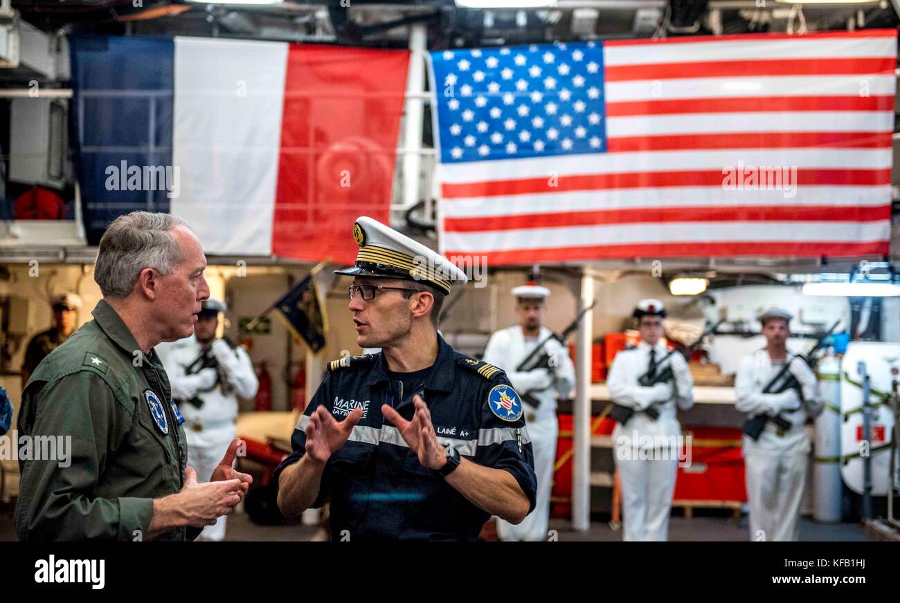 Il comandante della Marina degli Stati Uniti Kenneth Whitesell (a sinistra) parla con l'ufficiale comandante della Marina francese Hugues Laine a bordo del cacciatorpediniere missilistico classe Horizon della Marina francese fregata FS Chevalier Paul durante la giornata della Bastiglia, 14 luglio 2017, nel Mar Mediterraneo. (Foto di Hank Gettys via Planetpix) Foto Stock