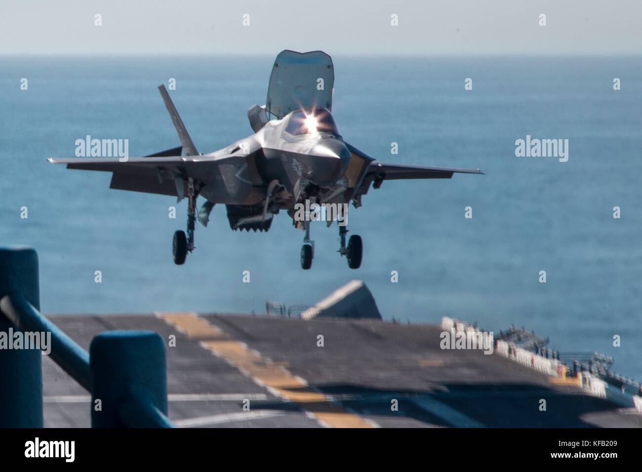 Un F-35B Lightning II del corpo dei Marines atterra sulla piattaforma di volo a bordo della nave d'assalto anfibia della classe Wasp della Marina degli Stati Uniti USS Essex durante l'esercitazione Dawn Blitz 22 ottobre 2017 nell'Oceano Pacifico. (Foto di Roderick Jacquote via Planetpix) Foto Stock