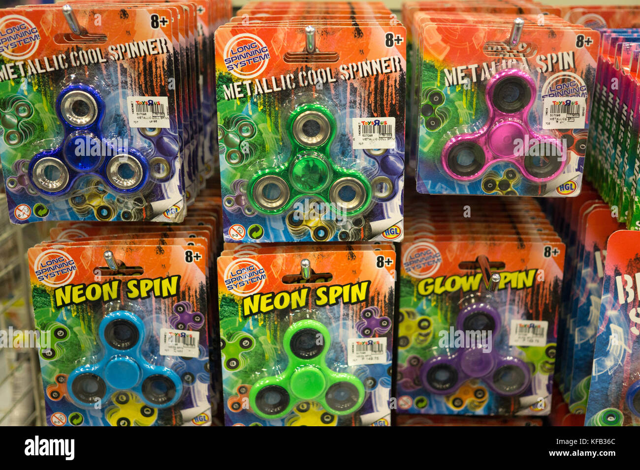 Fidget Spinners in vendita all'interno di un Toys 'R' US Store, Filippine Foto Stock