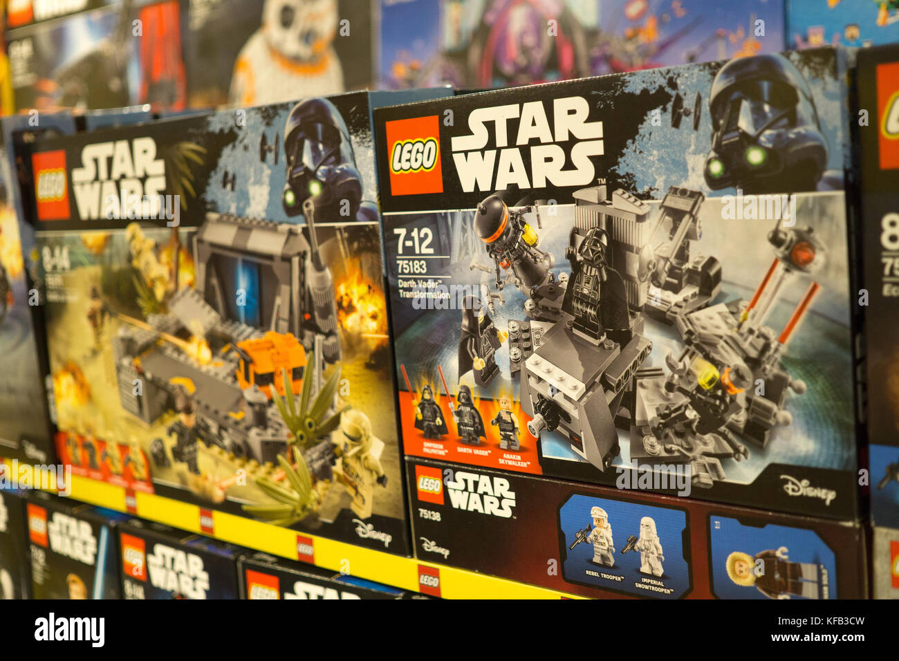 Star Wars Giocattoli in vendita all'interno di un negozio Toys 'R' US, Cebu City, Filippine Foto Stock