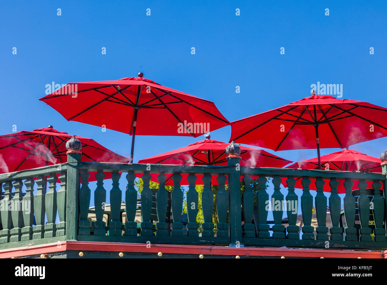 Umbellas rosse su Front Street a Leavenworth, un villaggio in stile bavarese nelle Cascade Mountains nel centro dello stato di Washington nella contea di Chelan, Washingto Foto Stock