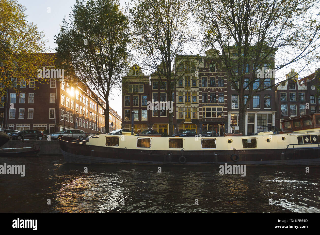 Legno casa galleggiante sull'acqua in amsterdam, tempo di autunno Foto Stock