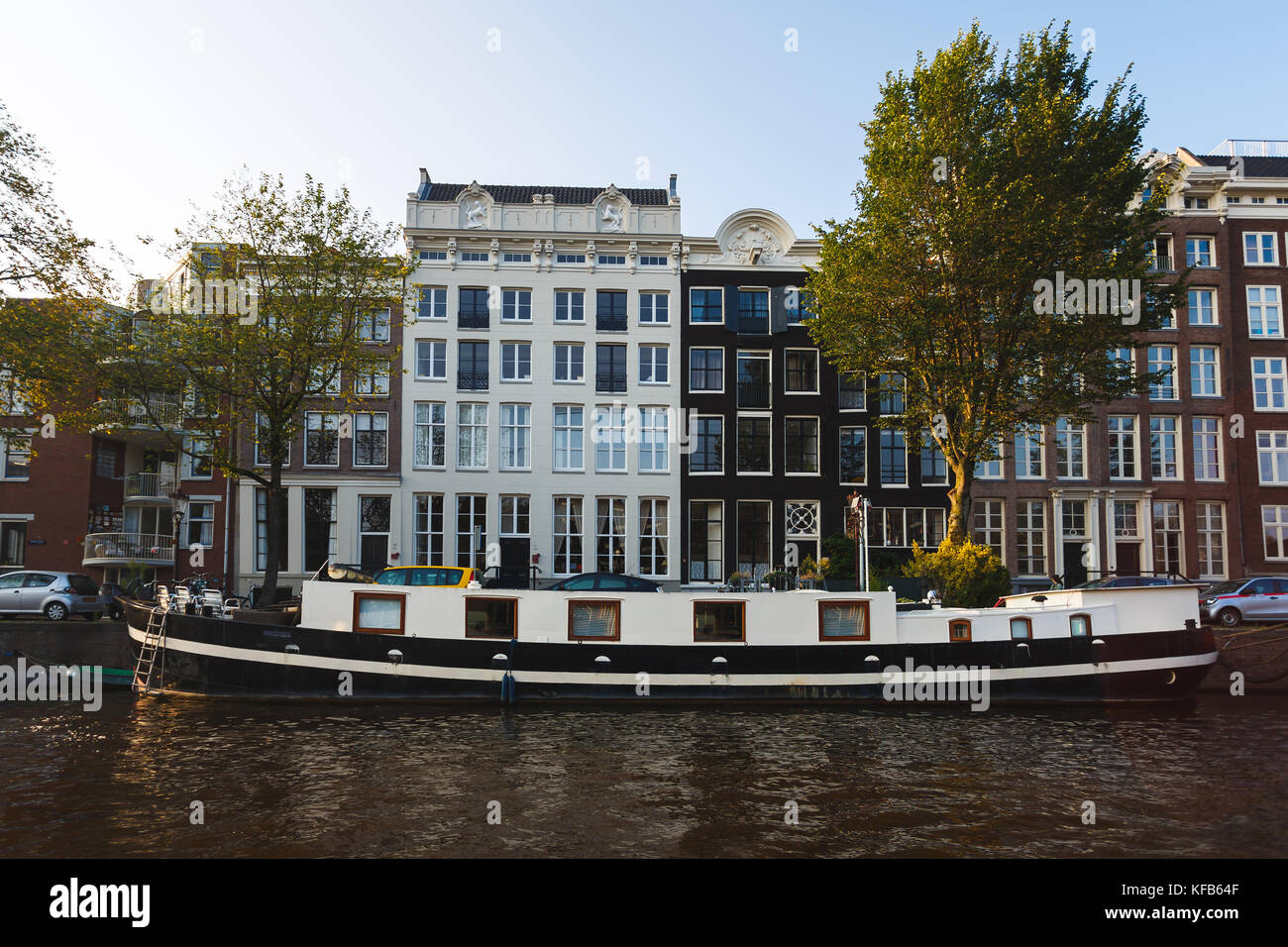 Legno casa galleggiante sull'acqua in amsterdam, tempo di autunno Foto Stock