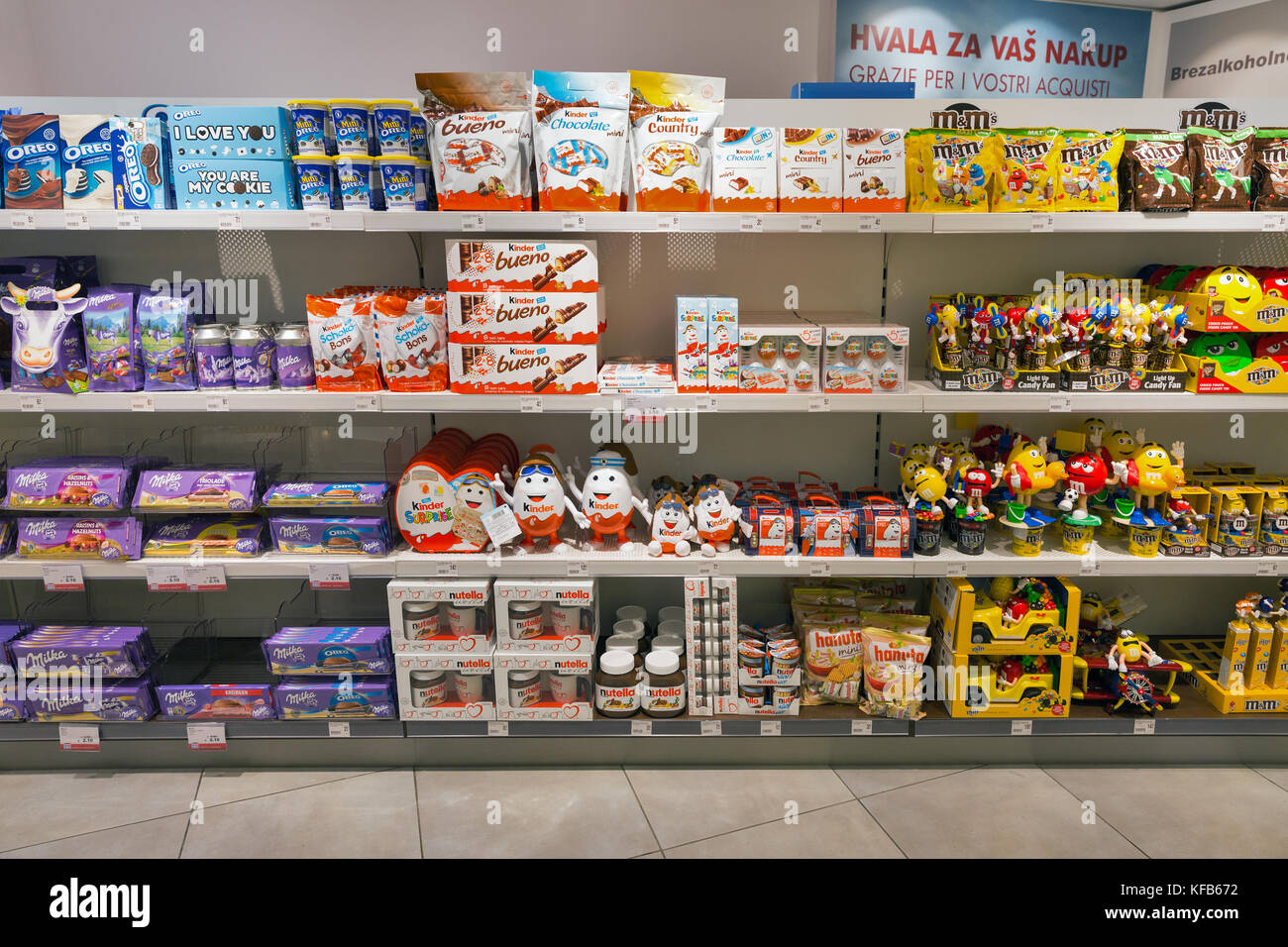 Skofije, Slovenia - 21 settembre 2017: milka, oreo, kinder, nutella e m m al cioccolato di scaffale del negozio nella corsa libera bordershop. è un'autostrada retail Foto Stock