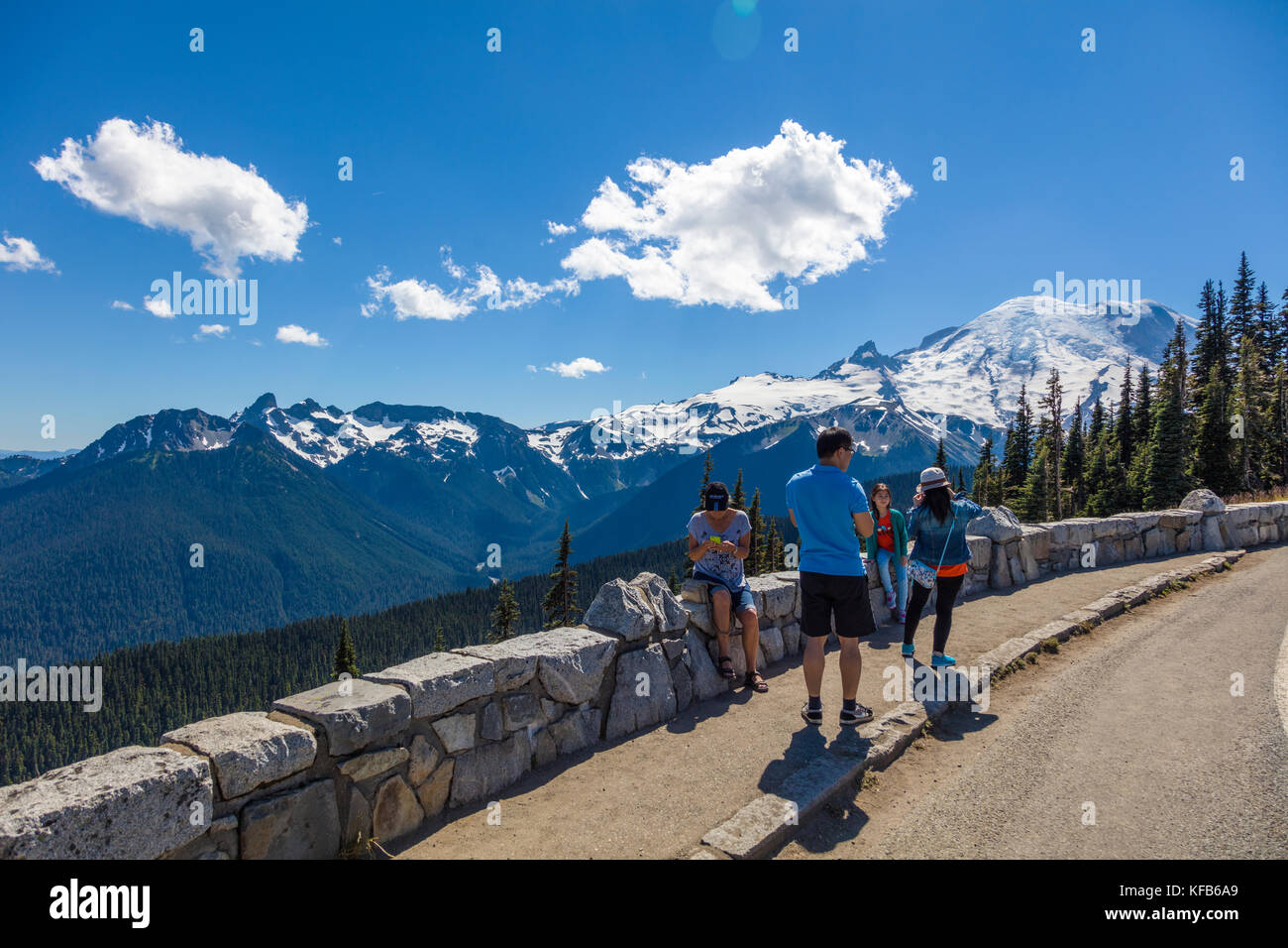 I turisti al sunrise area del monte Rainier National Park, ad un'altitudine di 6.400 piedi è il punto più alto che può essere raggiunta dal veicolo a monte Foto Stock