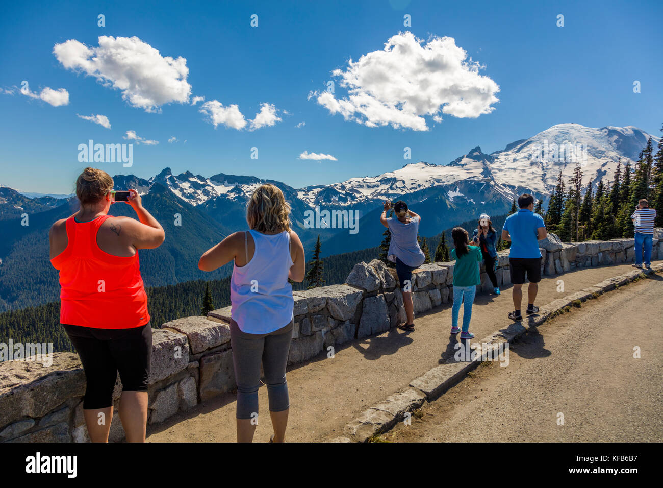 I turisti nell'area dell'alba del Parco Nazionale del Monte Rainier ad un'altitudine di 6.400 metri è il punto più alto che può essere raggiunto in veicolo a Mount Foto Stock